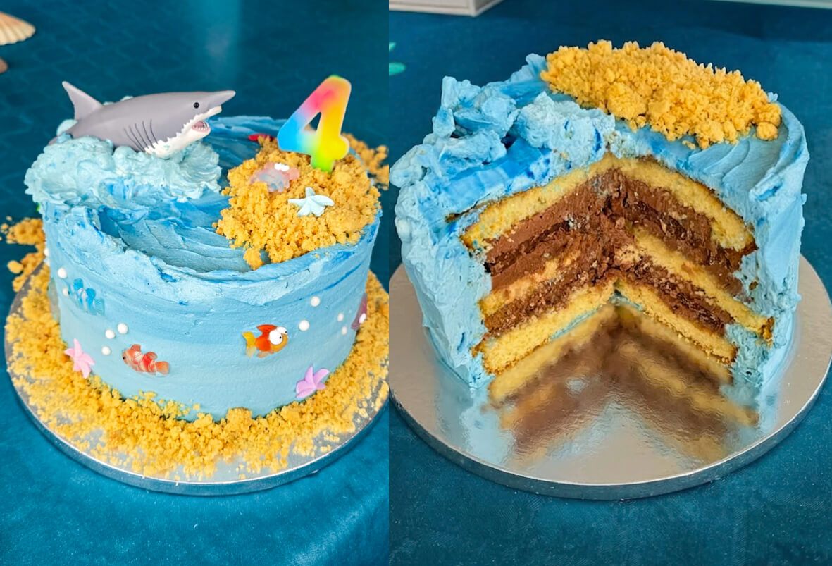 Un collage photo de deux vues d'un gâteau d'anniversaire sur le thème de l'océan pour un 4ème anniversaire. La photo de gauche montre le gâteau entier avec un requin en plastique surgissant de vagues de glaçage bleu, une bougie en forme de chiffre 4 multicolore, et du sable en miettes de biscuit, décoré de petits poissons. La photo de droite montre le gâteau coupé, révélant plusieurs couches alternées de génoise et de garniture au chocolat à l'intérieur.