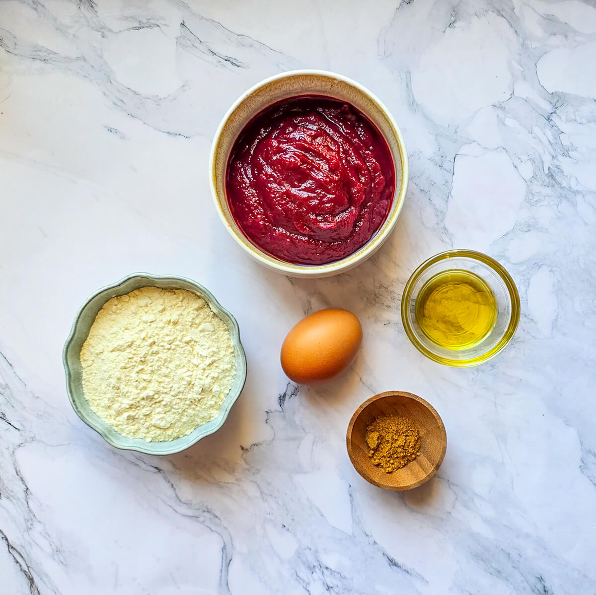 Des ingrédients pour faire des wraps betteraves sur un fond blanc marbré.