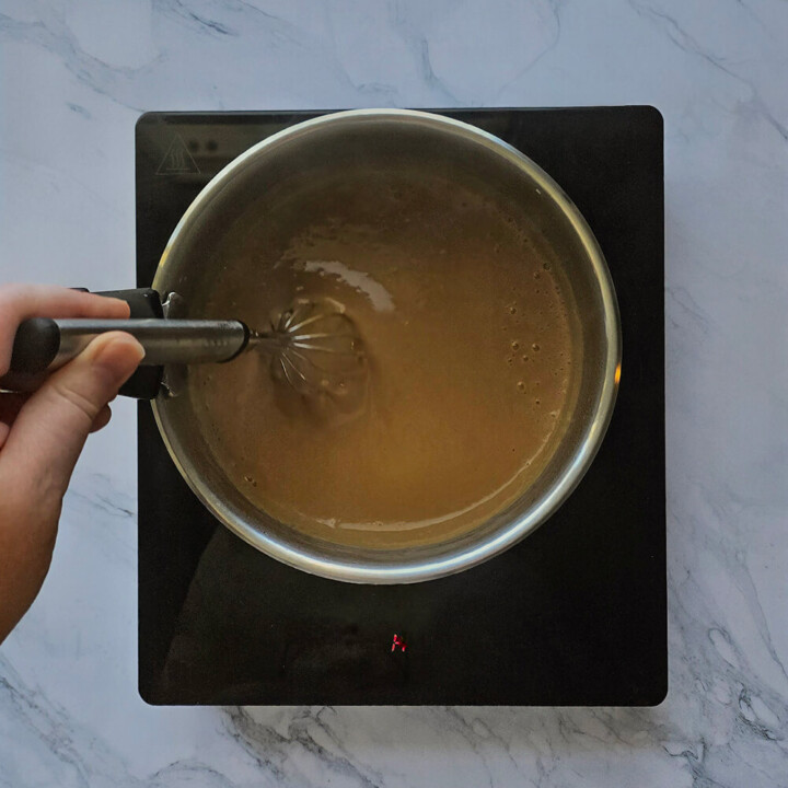 Mélanger la crème jusqu'à obtenir une crème épaisse.