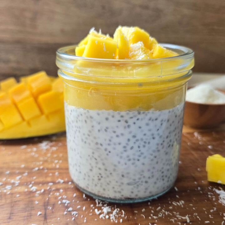 Un pot en verre rempli de pudding de chia et de mangue