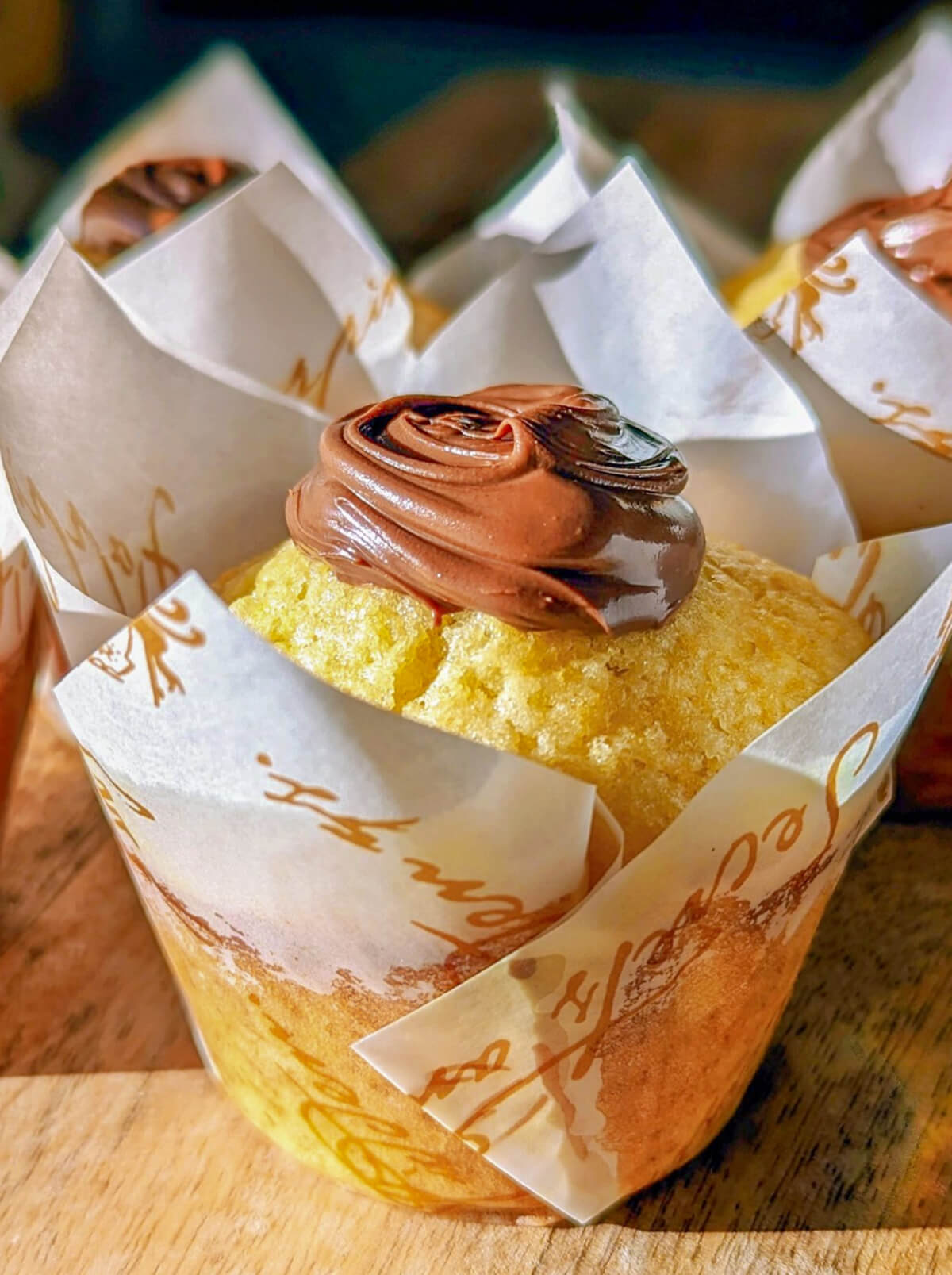 Un muffin haut et gonflé fourré au Nutella.