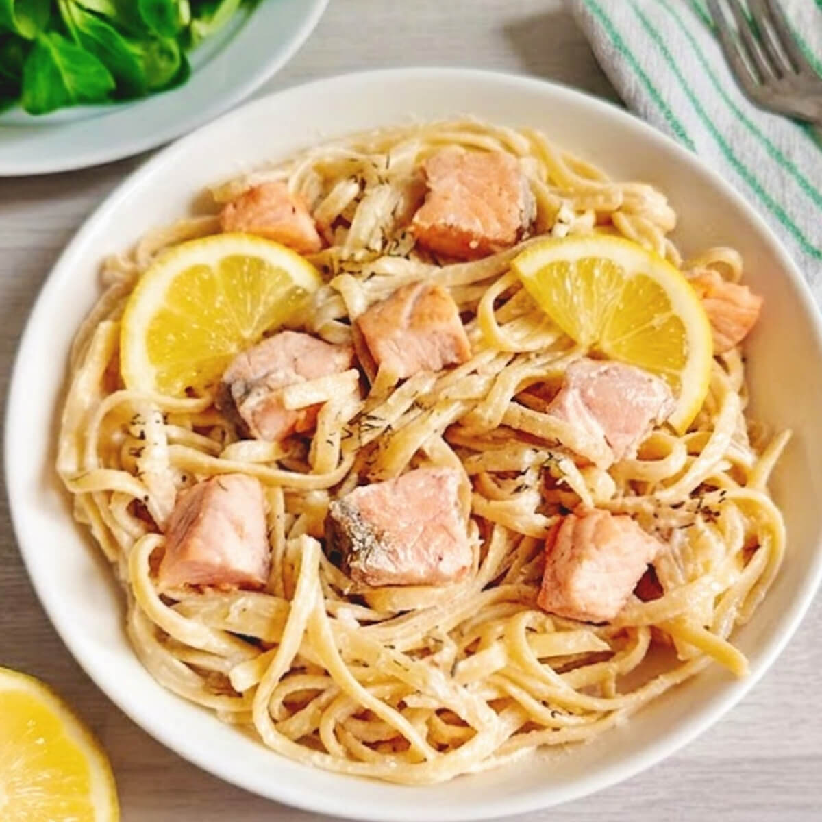 Recette express de pâtes au saumon et skyr, une alternative légère et crémeuse sans crème fraîche, prête en 15 minutes.