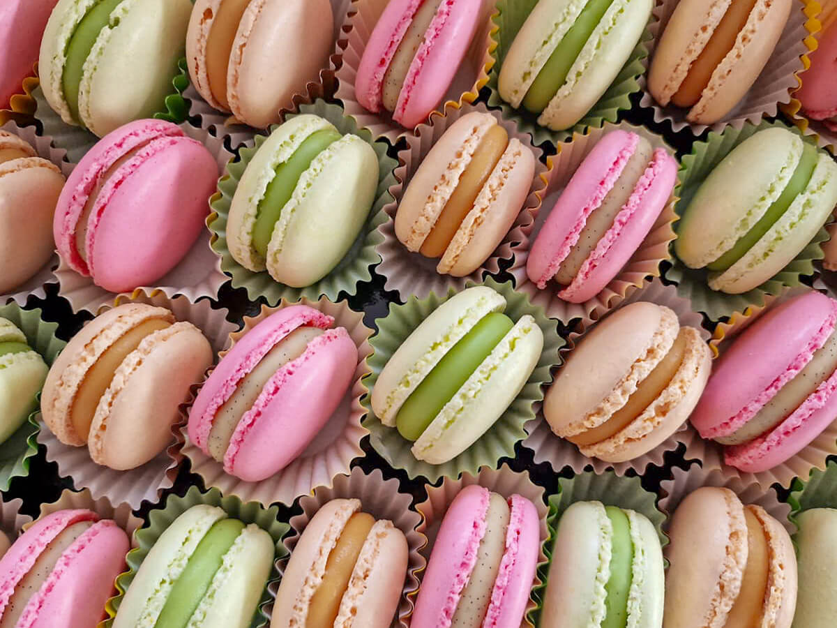 Des macarons roses, verts, oranges claires