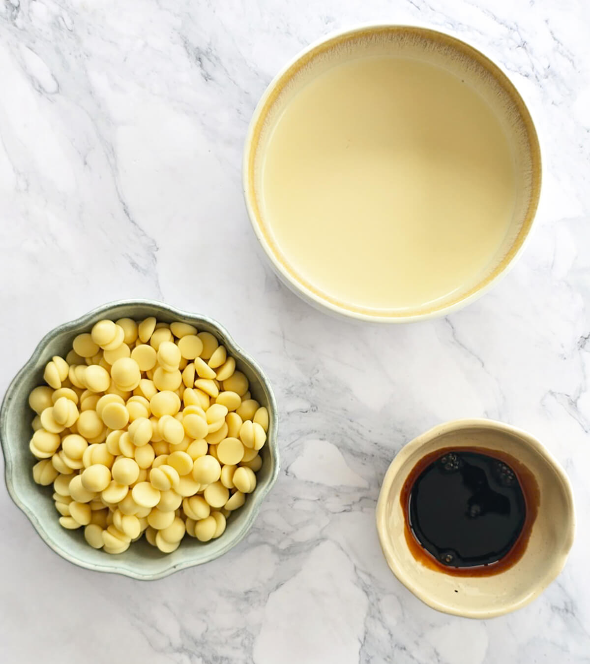 3 ingrédients dans des contenants pour préparer une ganache.
