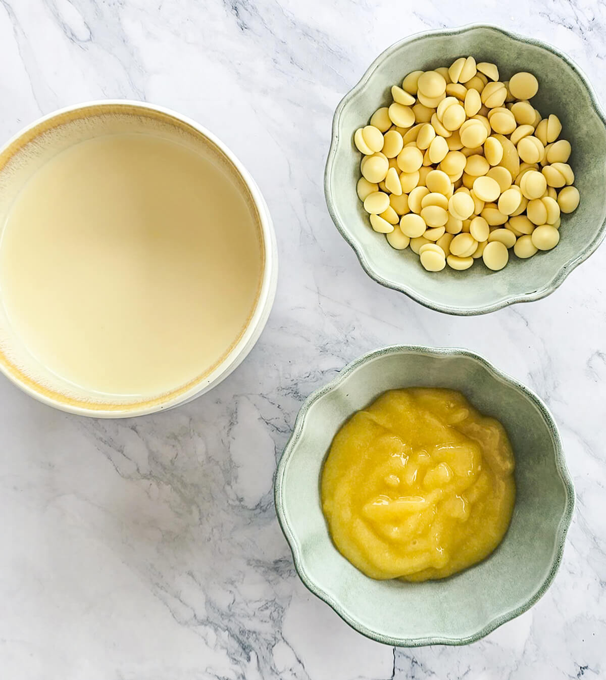 Ingrédients pour ganache au citron : chocolat blanc en pistoles, crème liquide et lemon curd maison.