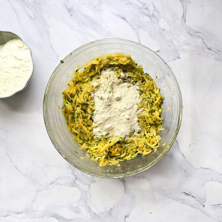 Ajout de farine (blé ou pois chiche) au mélange de courgettes et lentilles corail pour lier la pâte des galettes.