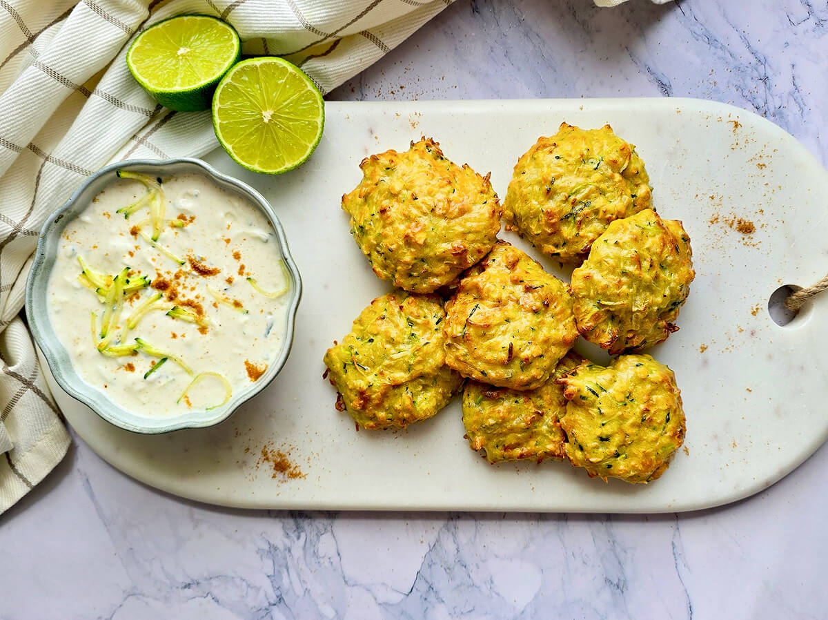 Recette saine et IG bas de galettes de lentilles corail et courgettes, servies avec une sauce légère au yaourt pour un repas végétarien équilibré.