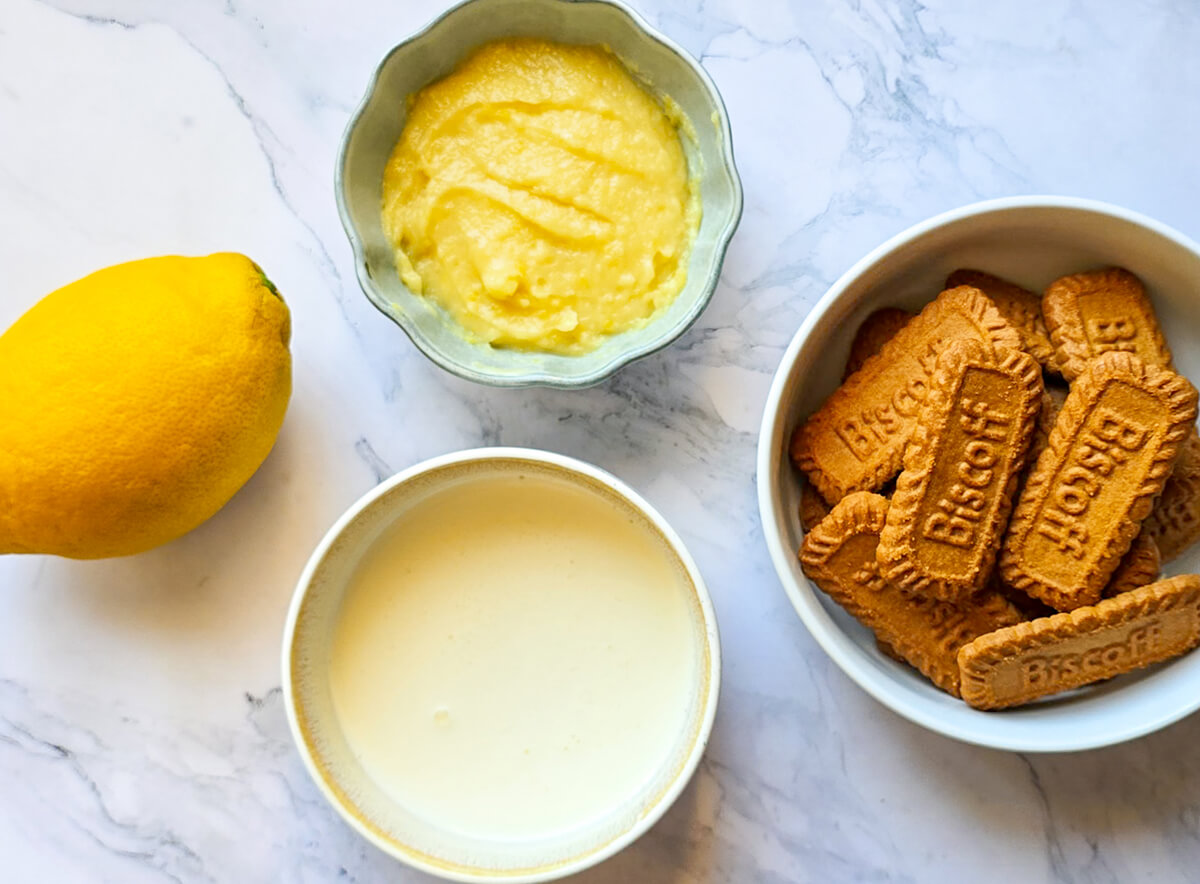 Des ingrédients pour faire une verrine citron spéculoos, sur fond marbré.