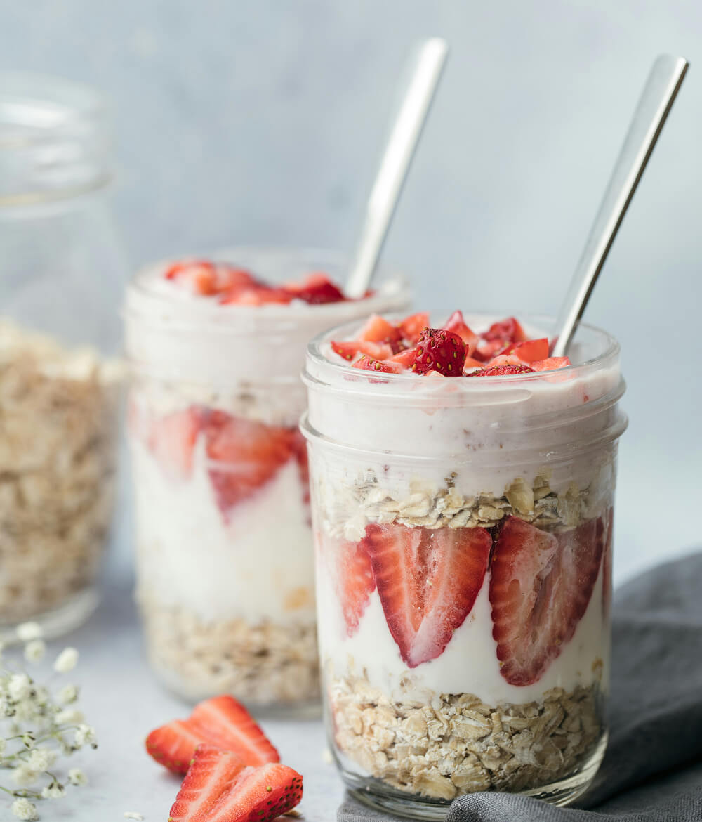Deux pots remplis d'overnight oats fraise.