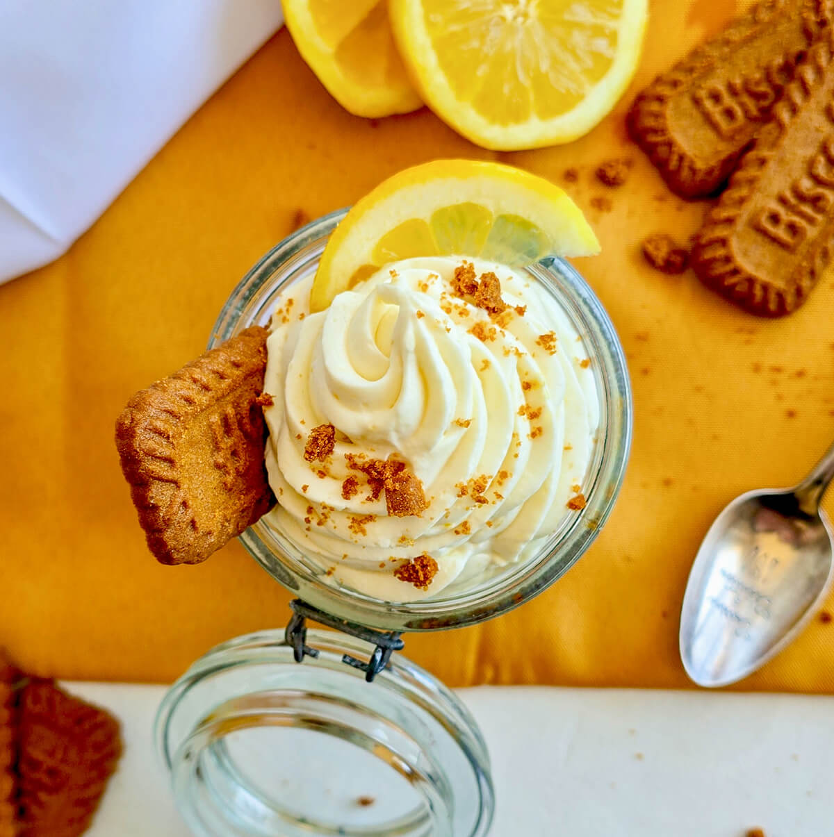 Une verrine vue du dessus, avec de la crème chantilly et des éclats de Spéculoos.