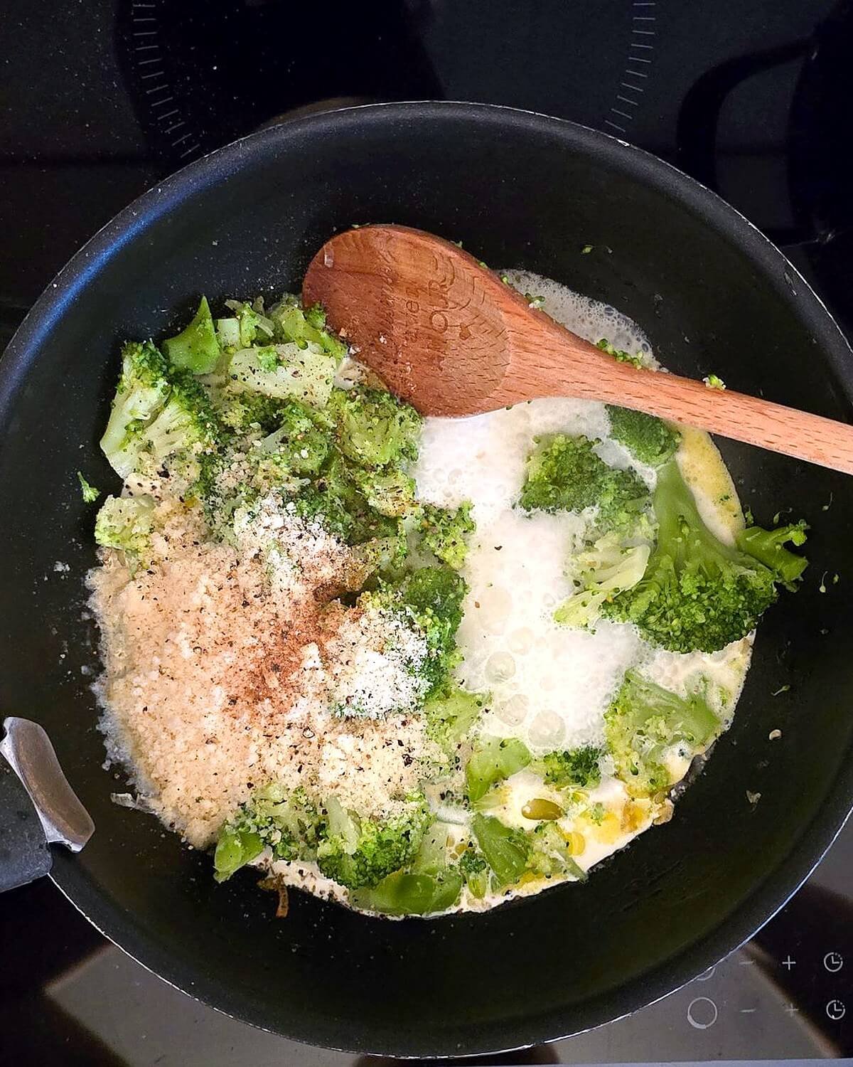 Fleurettes de brocoli cuites dans une poêle avec de la crème, du parmesan râpé, du poivre et de la muscade, avant de mixer la sauce.