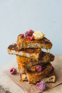Recette anti-gaspillage de pain perdu framboise et sirop d'érable 