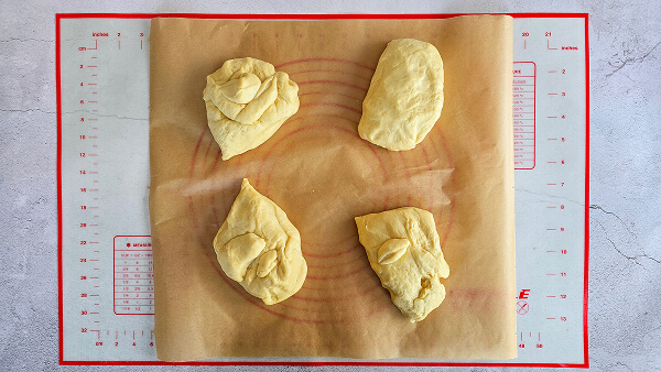 brioche-étoilée-4-patons (1) 4 pâtons pour faire une brioche étoilée.