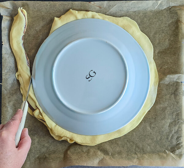 brioche-étoilée-couper-bords (1) Couper les bords de la brioche en utilisant une assiette comme guide.