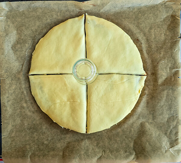 brioche-étoilée-couper-en-4 (1) Diviser la pâte à brioche en 4.