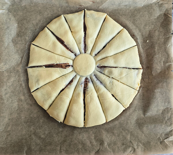 brioche-étoilée-diviser-en-16 (1) Diviser la brioche en 16.