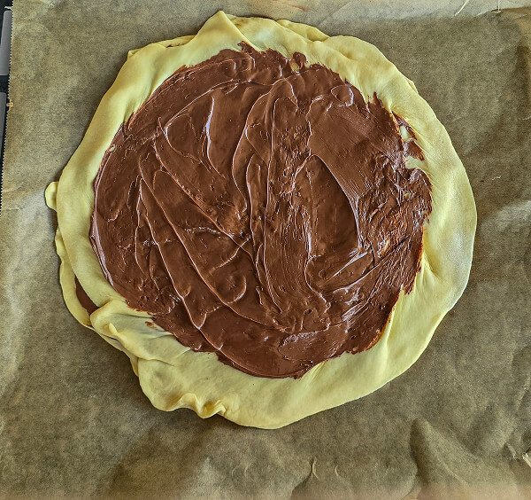 brioche-étoilée-étaler-deuxieme-couche-nutella (1) Étaler du Nutella sur la deuxième pâte à brioche.