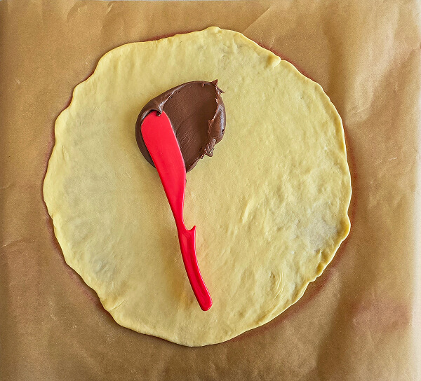 brioche-étoilée-étaler-nutella (1) Étaler le Nutella sur la première pâte de la brioche.