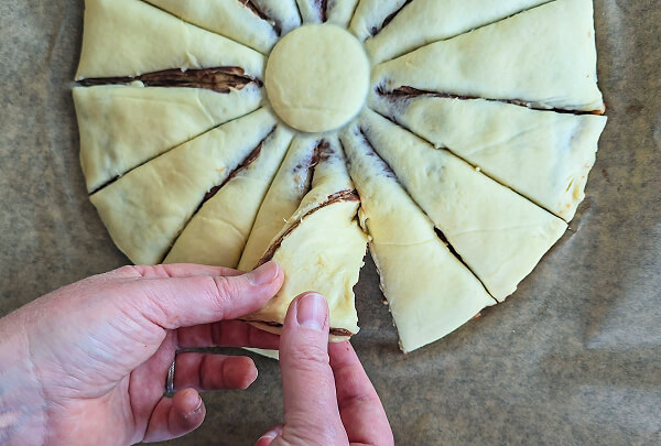brioche-étoilée-faire-étoile (1) Tourner la pâte vers la gauche une première fois.