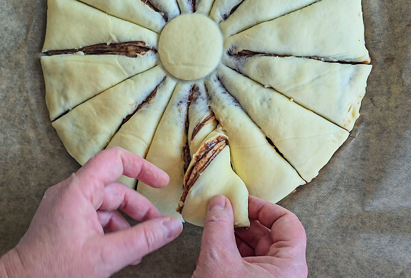 brioche-étoilée-faire-étoile2 (1) Touner une deuxième fois la pate.