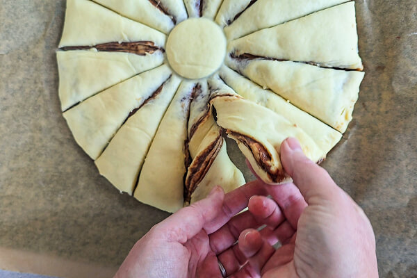 brioche-étoilée-faire-étoile3 (1) Tourner une troisième fois la pâte.