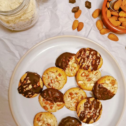 Cookies vegan dans une assiette beige