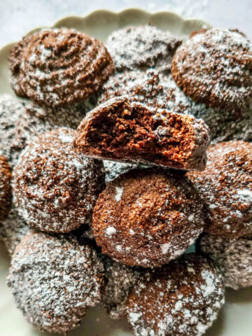 Des mini moelleux amande chocolat très moelleux, et faciles à réaliser, dans une assiette blanche.