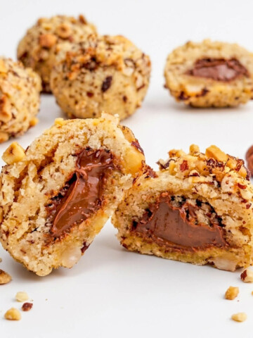 Des boules de noisettes fourrés au Nutella sur un fond blanc.