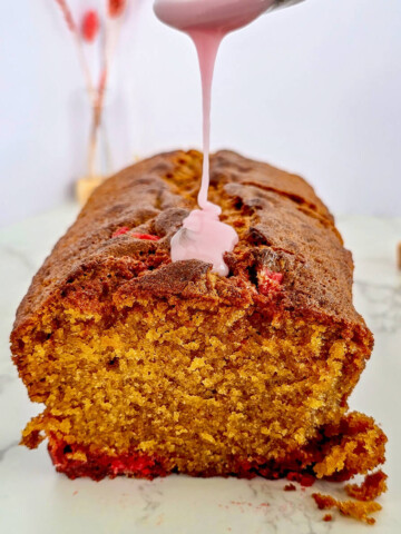 Glaçage d'un cake moelleux.