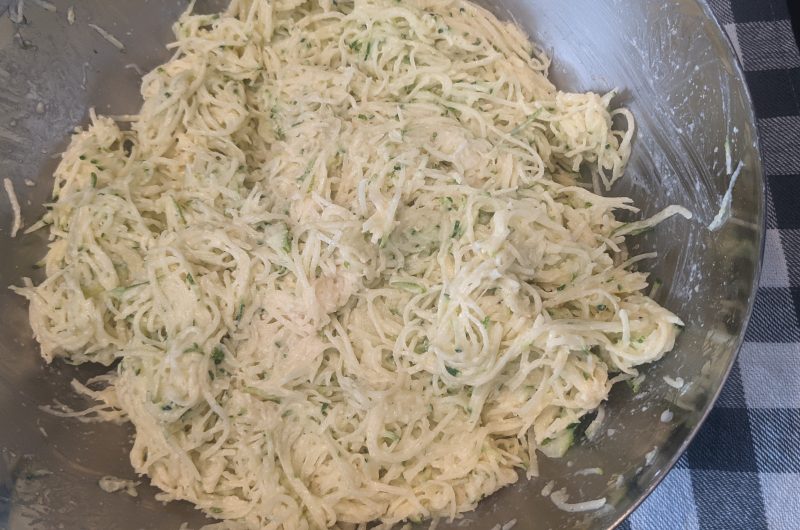 Mélange d'ingrédients dans un bol pour galettes de courgettes