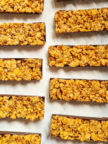 Des barres chocolat maison sur une surface blanche.