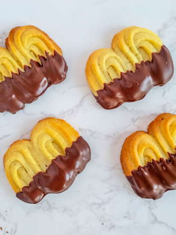 Des Spritz de Noël sur un fond marbré.