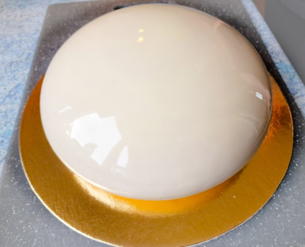 Entremets chocolat noisettes sur une semelle à gâteau dorée