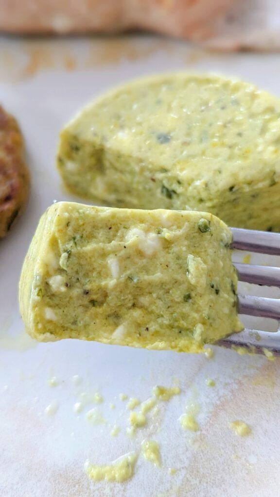 Intérieur d'un flan de courgettes et féta sur une fourchette