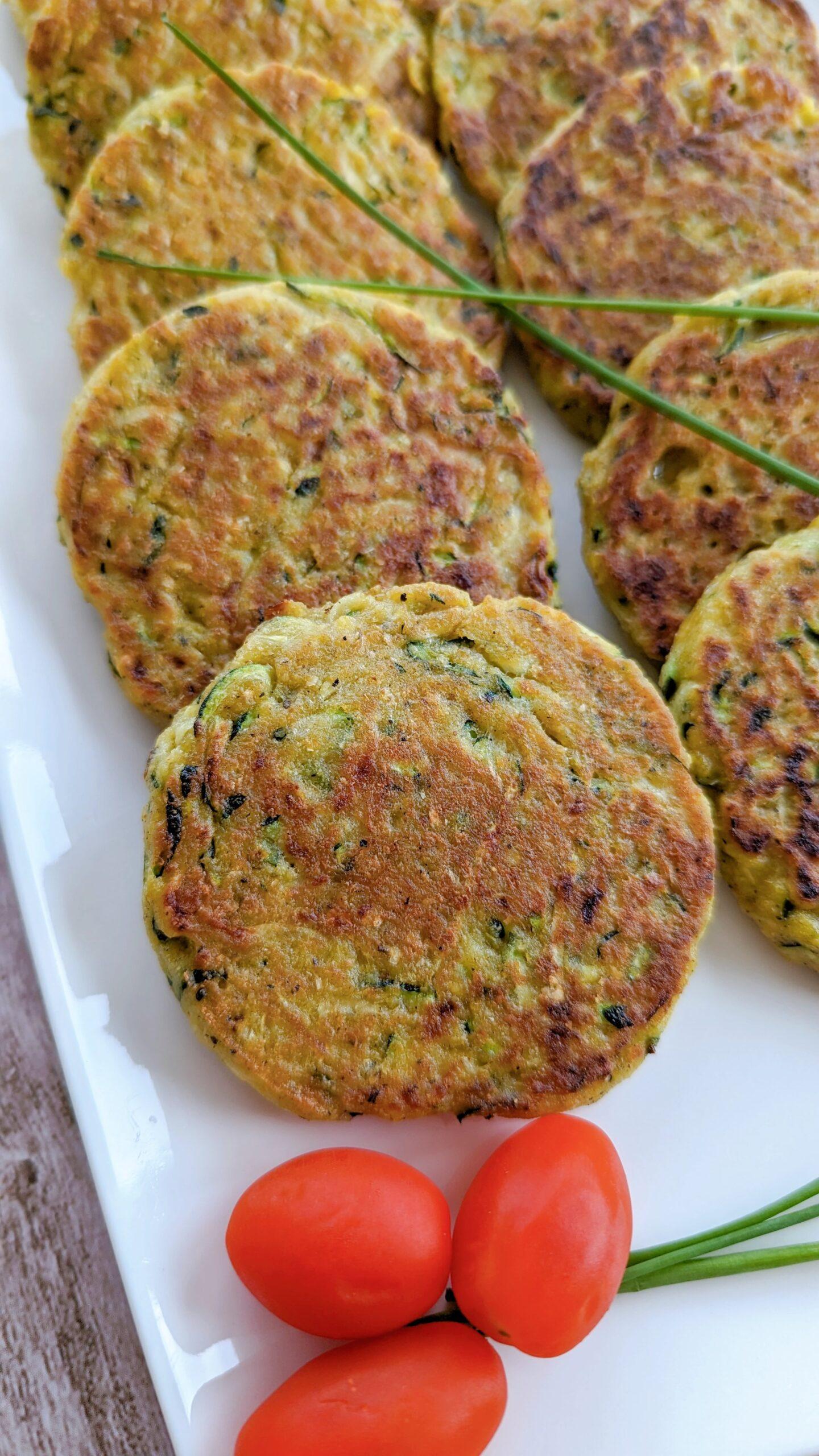 Galettes de courgettes dans une assiette blanche