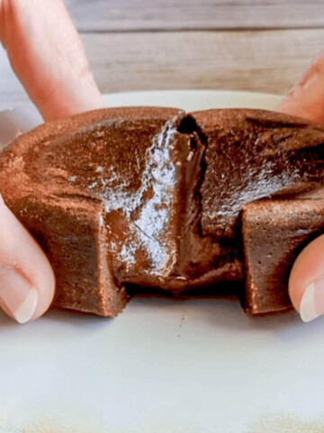 Un mi cuit chocolat coulant dans une assiette.