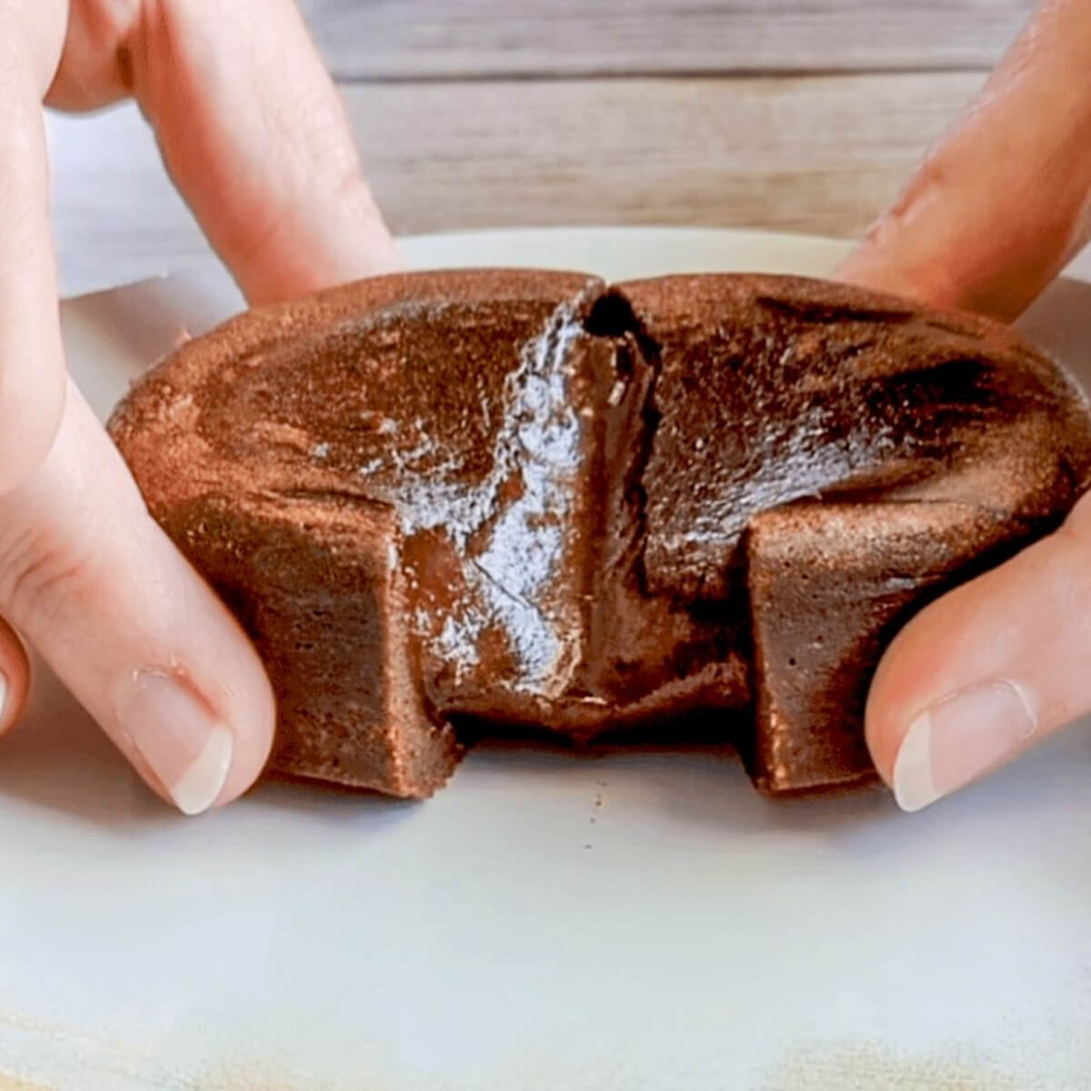 Un mi cuit chocolat coulant dans une assiette.