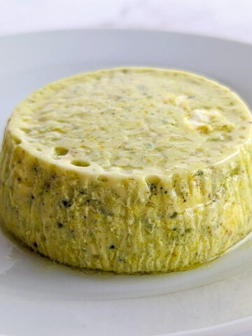 Un flan de courgettes à la sortie du four, bien rond, léger et fondant.