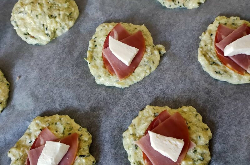 pâte de courgettes sur la plaque de cuisson recouvert de bacon et gouda