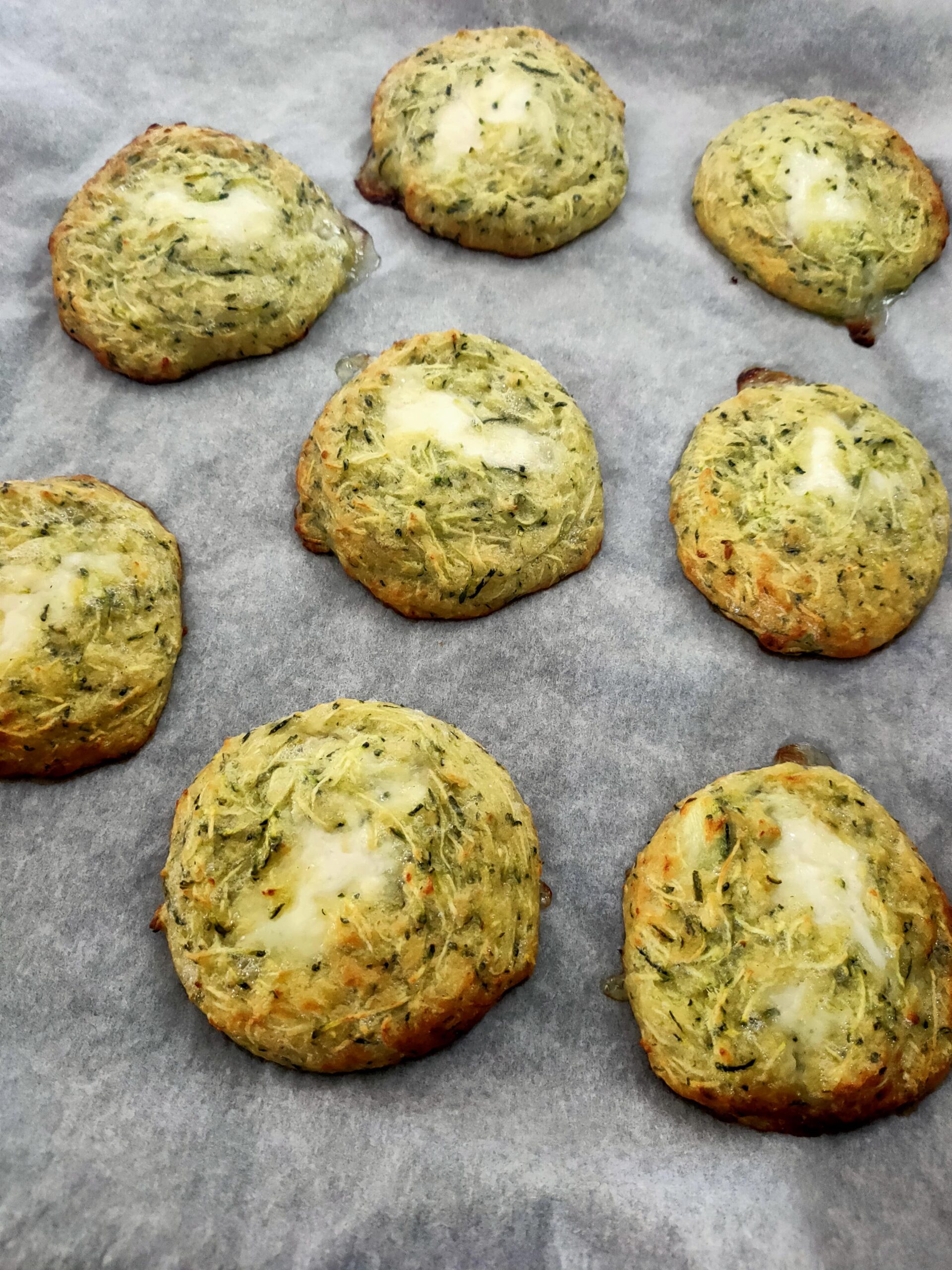 Galette de courgette sur une plaque de cuisson munie de papier sulfurisé 