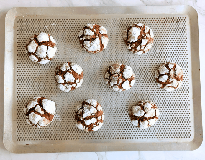 Biscuits crinkles sur une plaque de cuisson perforée 