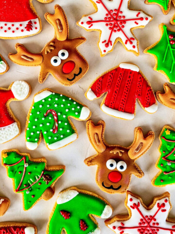 Des biscuits de Noël à décorer avec un glaçage royal vert, rouge et blanc.