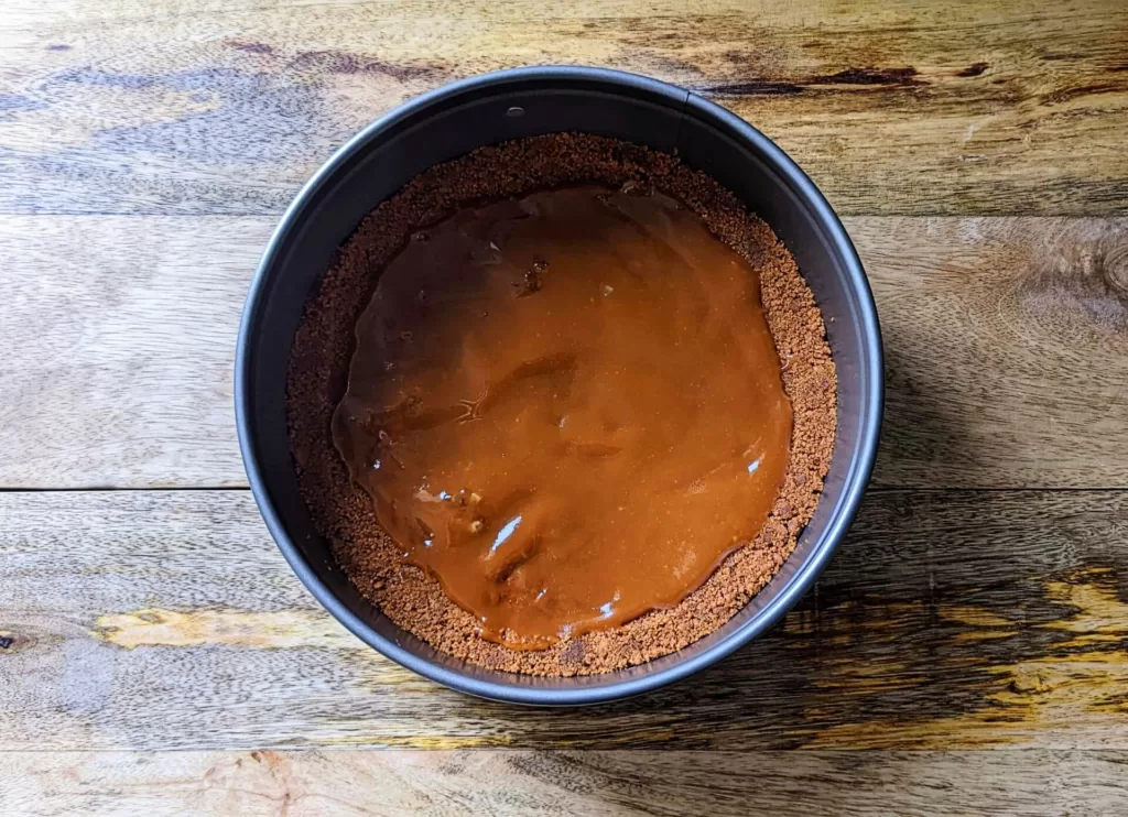 Fond de tarte Spéculoos et caramel beurre salé dans un moule