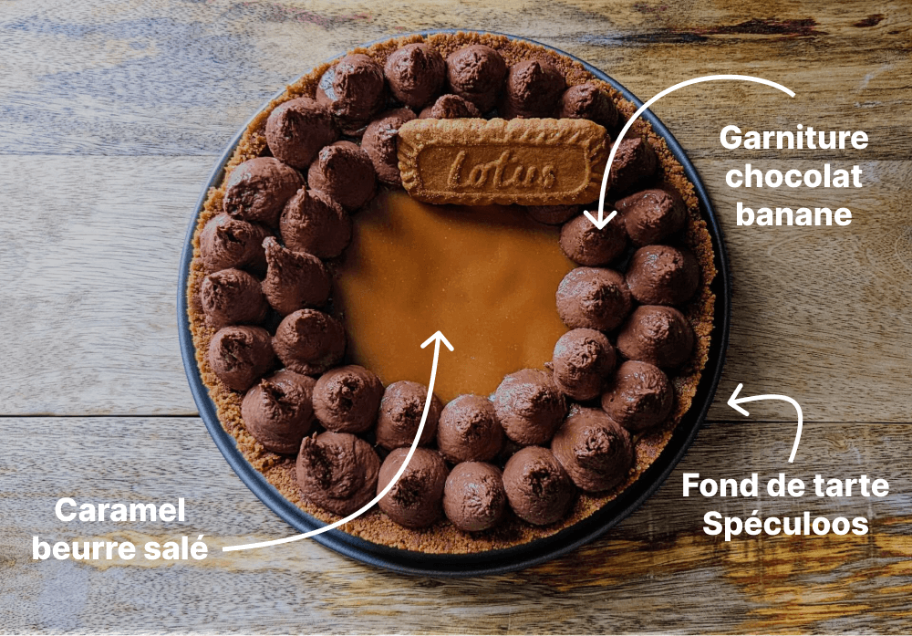 Tarte chocolat spéculoos sur un fond pour photographie 