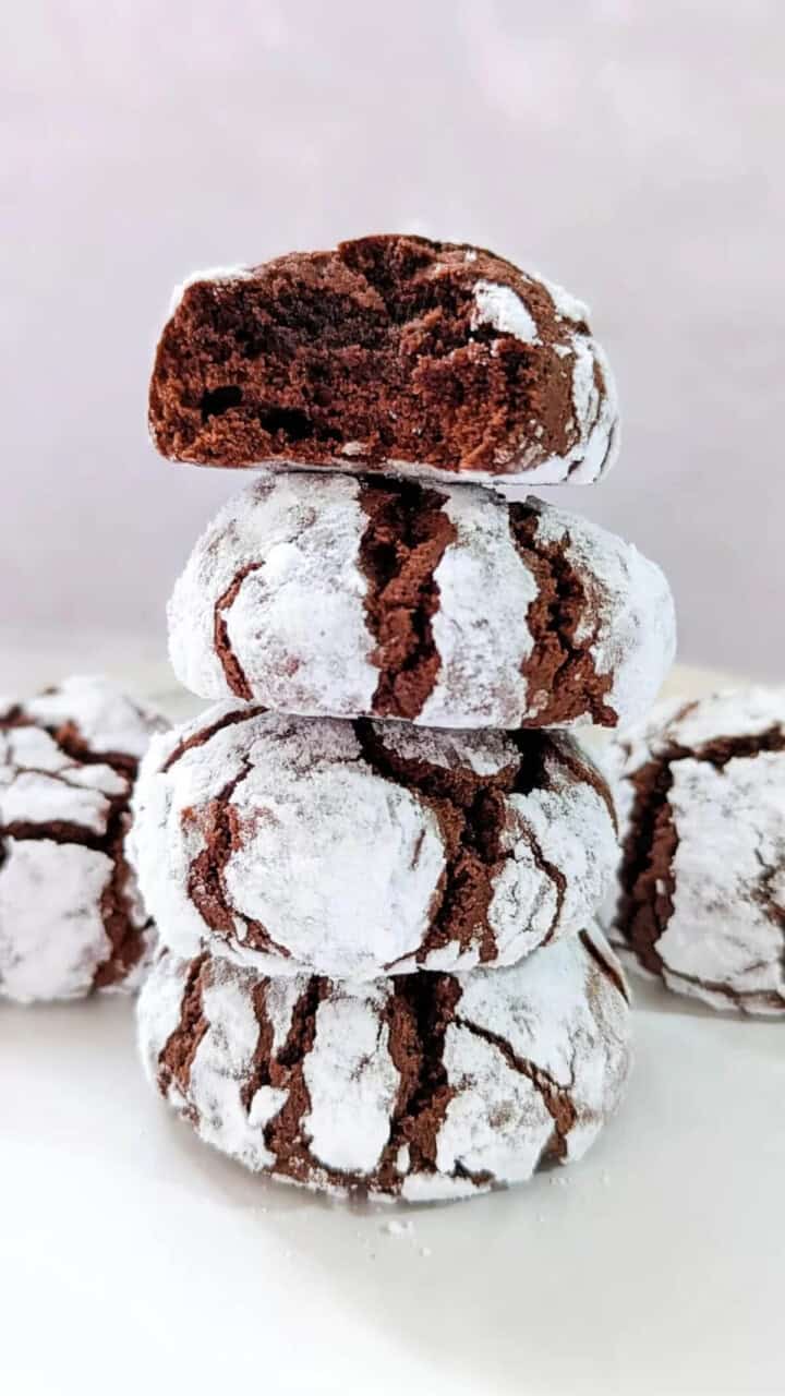 4 crinkles au chocolat empilés les uns sur les autres