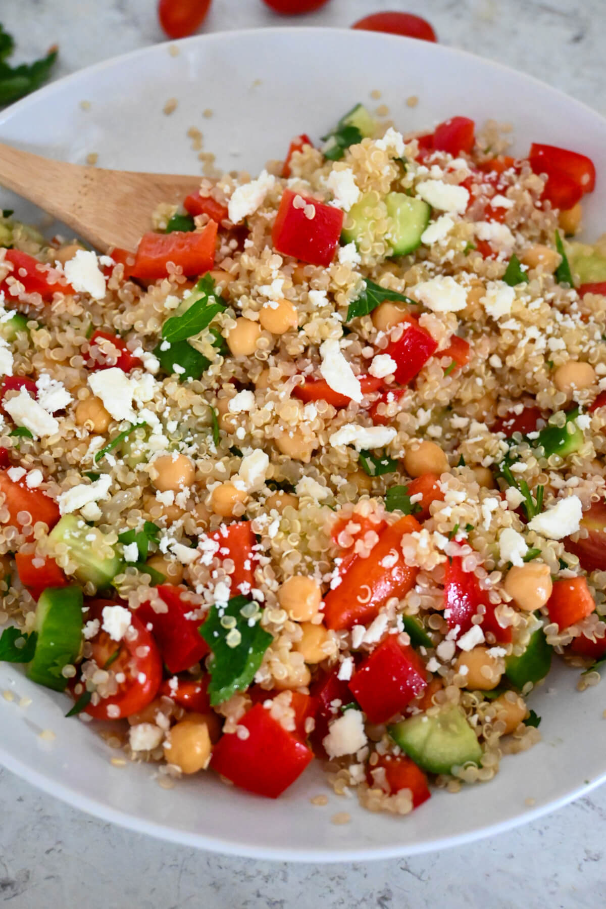 Salade de quinoa et pois chiches dans une assiette blanche.