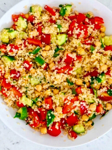 Salade de quinoa pois chiches dans une assiette blanche