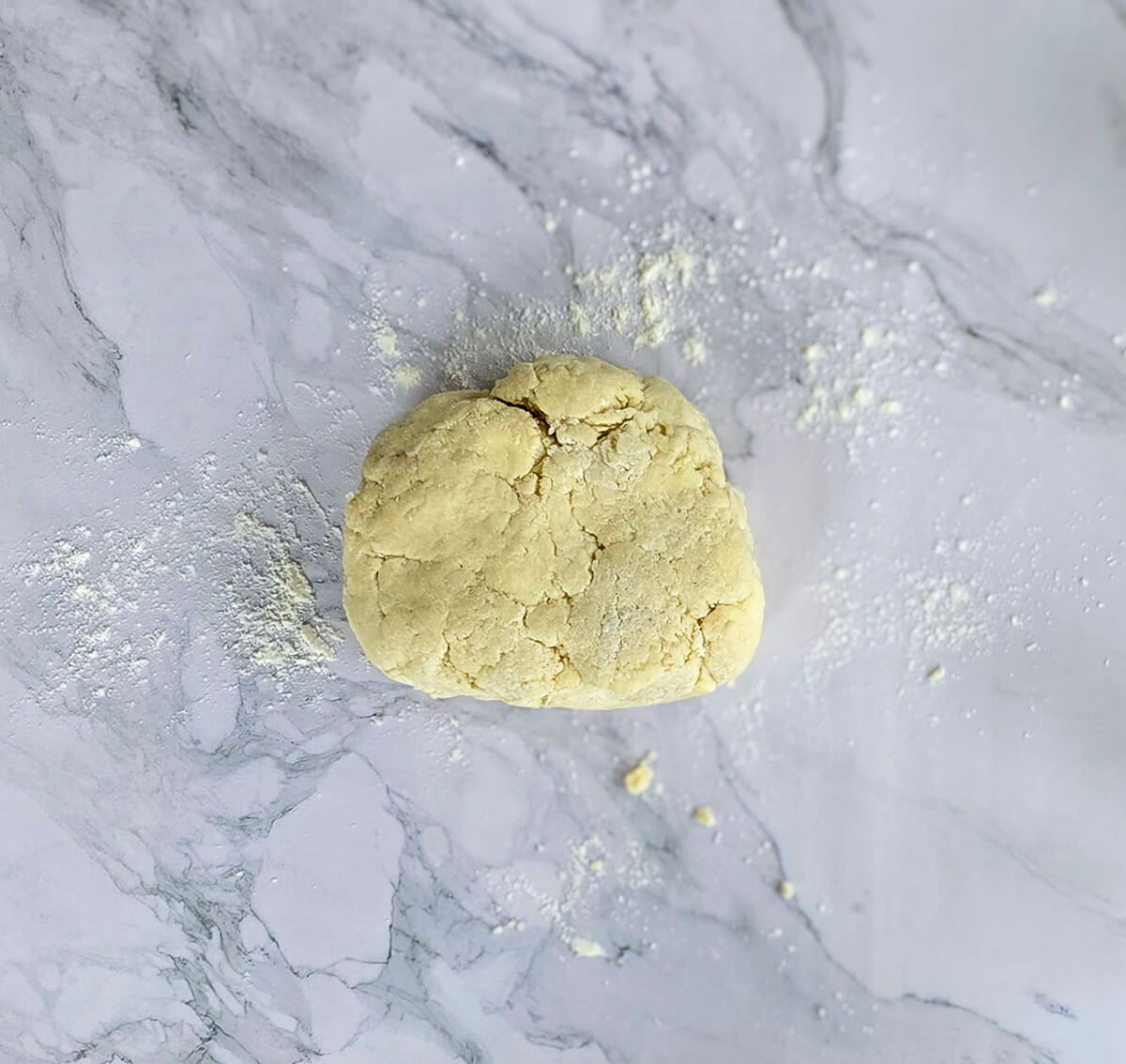 Pâton pour une recette de pâte feuilletée, sur un fond gris clair.