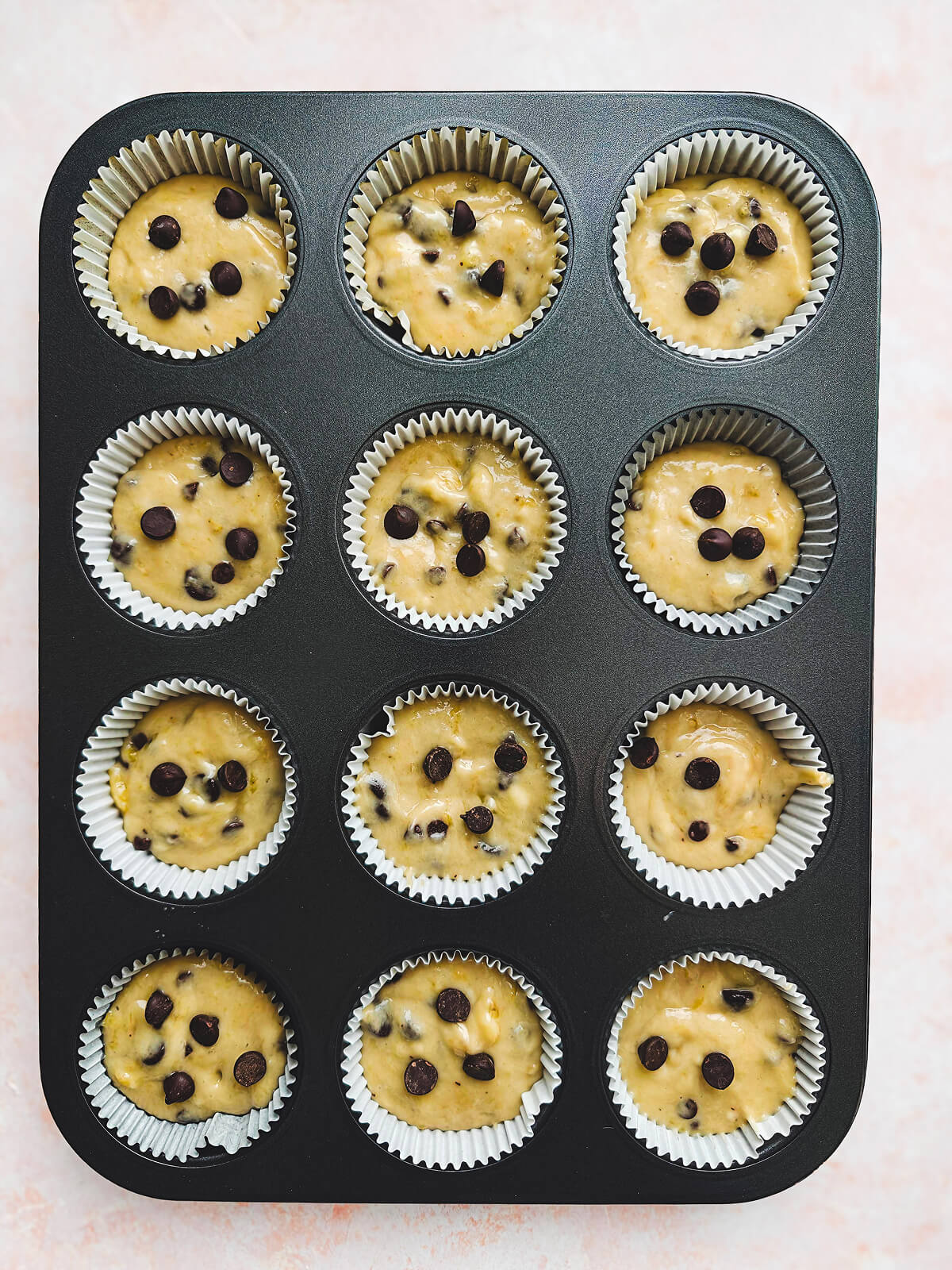 Préparation de muffins dans des moules adaptés.