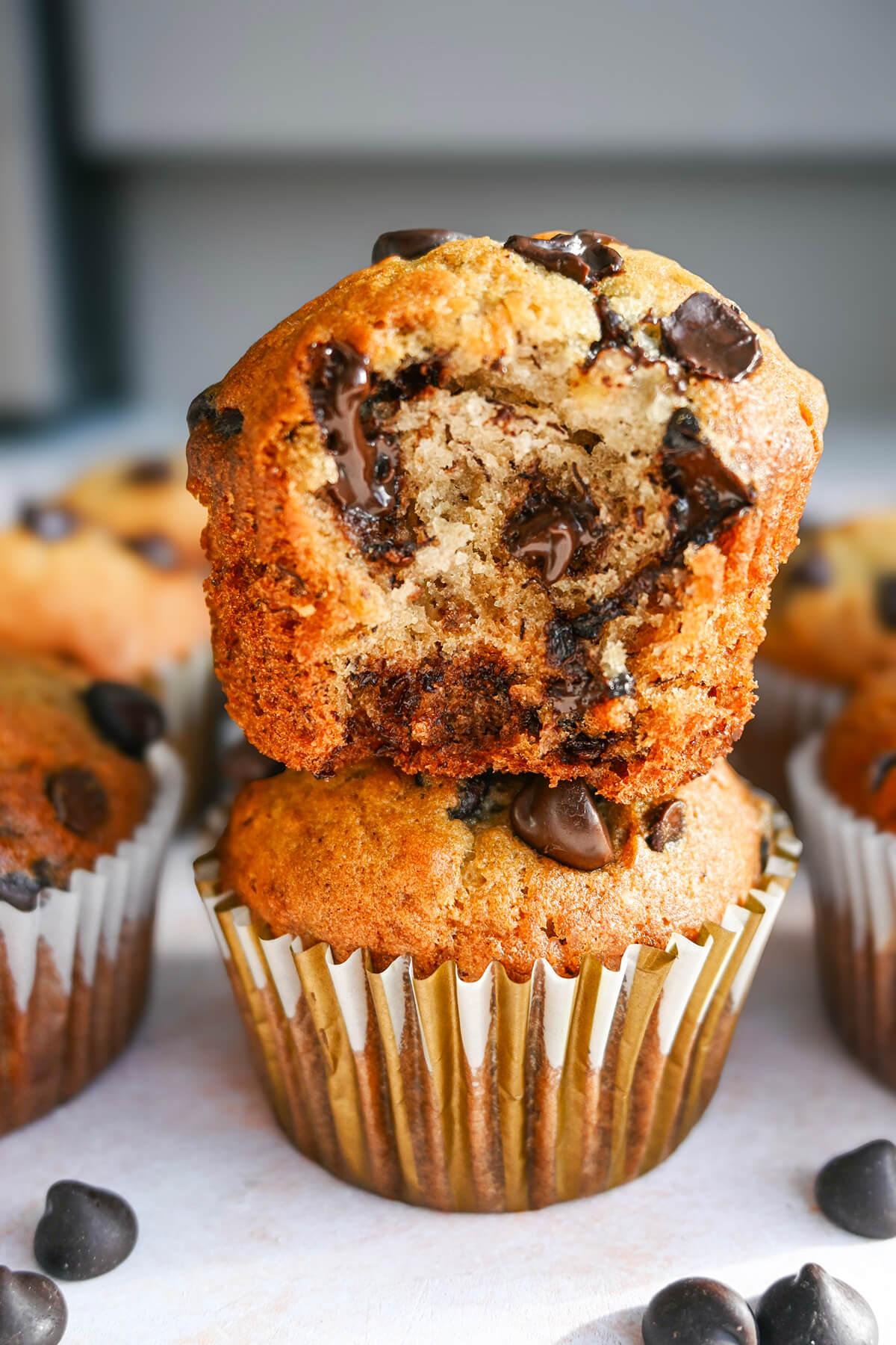 Un muffin ouvert en deux, avec d'autres muffins en arrière.